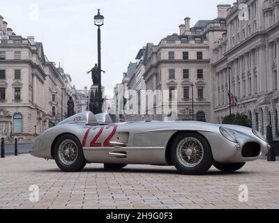 Stirling Moss 1955 Mercedes-Benz 300SLR Mille miglia in location cinematografiche nel centro di Londra 19/9/21 Foto Stock