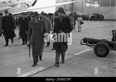 Warszawa, 1948-04. Wizyta delegacji Republiki Czechos³owackiej z ministerem oppieki spo³ecznej Erzenem Erbanem w Polsce. NZ. Powitanie Erzena Erbana (1P) na lotnisku Okêcie przez minima pracy i opieki spo³ecznej Kazimierza Rusinka (1L). kw PAP Dok³adny dzieñ wydarzenia nieustalony. Varsavia, aprile 1948. Visita in Polonia di una delegazione cecoslovacca con il Ministro del sociale Erzenem Erban. Nella foto: Il Ministro del lavoro e della previdenza sociale della Polonia Kazimierz Rusinek (1° a sinistra) dà il benvenuto a Erzen Erban (1° a destra) all'aeroporto di Okecie. kw PAP Foto Stock