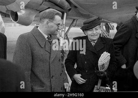 Warszawa, 1948-04. Wizyta delegacji Republiki Czechos³owackiej z ministerem oppieki spo³ecznej Erzenem Erbanem w Polsce. NZ. Powitanie delegacji goœci na lotnisku Okêcie przez minima pracy i opieki spo³ecznej Kazimierza Rusinka (1L). kw PAP Dok³adny dzieñ wydarzenia nieustalony. Varsavia, aprile 1948. Visita in Polonia di una delegazione cecoslovacca con il Ministro del sociale Erzenem Erban. Nella foto: Il ministro del lavoro e della previdenza sociale polacco Kazimierz Rusinek (prima a sinistra) accoglie gli ospiti all'aeroporto di Okecie. kw PAP Foto Stock