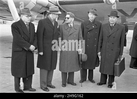 Warszawa, 1948-04. Wizyta delegacji Republiki Czechos³owackiej z ministerem oppieki spo³ecznej Erzenem Erbanem w Polsce. m.in. czechos³owacki ambasador w Polsce Józef Hejret (1L), Erznem Erban (2L) oraz ministro pracy i opieki spo³ecznej Kazimierz Rusinek (3L). kw PAP Dok³adny dzieñ wydarzenia nieustalony. Varsavia, aprile 1948. Visita in Polonia di una delegazione cecoslovacca con il Ministro del sociale Erzen Erban. Nella foto: Ambasciatore cecoslovacco in Polonia Jozef Hejret (1° a sinistra), Erznem Erban (2° a sinistra) e ministro polacco del lavoro e della previdenza sociale Kazimierz Rusinek (3° a sinistra). kw Foto Stock