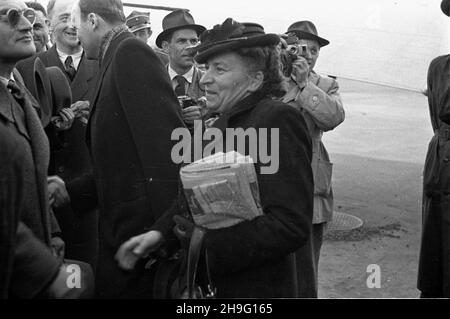 Warszawa, 1948-04. Wizyta delegacji Republiki Czechos³owackiej z ministerem oppieki spo³ecznej Erzenem Erbanem w Polsce. NZ. Powitanie goœci na lotnisku Okêcie przez minima pracy i opieki spo³ecznej Kazimierza Rusinka (1L). kw PAP Dok³adny dzieñ wydarzenia nieustalony. Varsavia, aprile 1948. Visita in Polonia di una delegazione cecoslovacca con il Ministro del sociale Erzenem Erban. Nella foto: Il ministro del lavoro e della previdenza sociale polacco Kazimierz Rusinek (prima a sinistra) accoglie gli ospiti all'aeroporto di Okecie. kw PAP Foto Stock