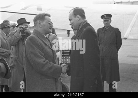 Warszawa, 1948-04. Wizyta delegacji Republiki Czechos³owackiej z ministerem oppieki spo³ecznej Erzenem Erbanem w Polsce. NZ. Powitanie Erzena Erbana na lotnisku Okêcie przez minima pracy i opieki spo³ecznej Kazimierza Rusinka (1L). kw PAP Dok³adny dzieñ wydarzenia nieustalony. Varsavia, aprile 1948. Visita in Polonia di una delegazione cecoslovacca con il Ministro del sociale Erzenem Erban. Nella foto: Il ministro del lavoro e della previdenza sociale polacco Kazimierz Rusinek (prima a sinistra) accoglie gli ospiti all'aeroporto di Okecie. kw PAP Foto Stock