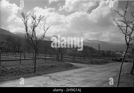 Bierutowice, 1948-04. Widok na pasmo Karkonoszy ze Œnie¿k¹ (C). rd PAP Dok³adny dzieñ wydarzenia nieustalony. Bierutowice, aprile 1948. Una vista delle montagne di Karkonosze con la sua cima più alta Sniezka (centro). rd PAP Foto Stock