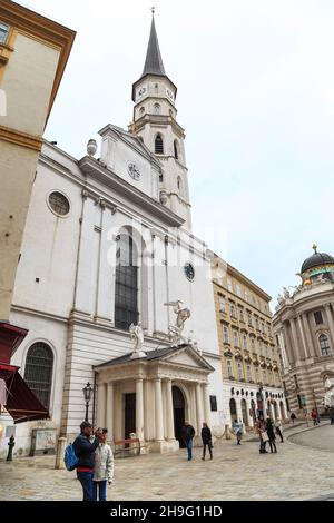 VIENNA, AUSTRIA - 15 MAGGIO 2019: Questa è l'antica chiesa di San Michele a Michaelerplatz. Foto Stock