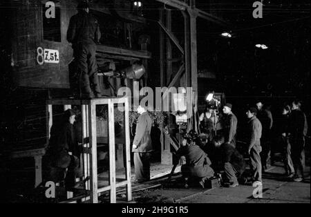 Bytom, 1948-04. Holenderski re¿yser, dokumentalista Yoris Yparens krêci w Polsce film o pracy robotników. Pomagaj¹ mu pracownicy przedsiêbiorstwa Film Polski i Polskiej Kroniki Filmowej (PKF). NZ. Plan zdjêciowy w hucie Bobrek. wb PAP Dok³adny dzieñ wydarzenia nieustalony. Bytom, aprile 1948. Direttore olandese di film documentari Yoris Yparens film lavoratori polacchi. È assistito dai dipendenti polacchi del Film e del reel di notizie polacche (PKF). Nella foto: In location filma a Bobrek Steelwork. wb PAP
