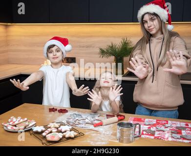 Preparatevi per le vacanze di Natale. I bambini preparano il pan di zenzero in cucina Foto Stock