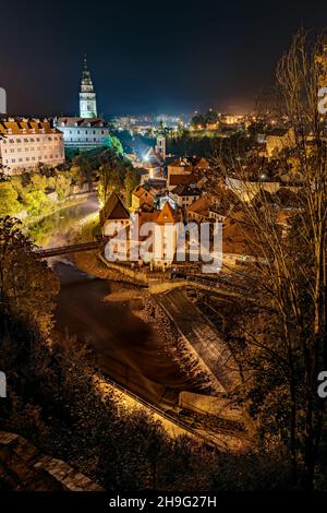 Vista verso il castello, Cesky Krumlov, repubblica Ceca Foto Stock