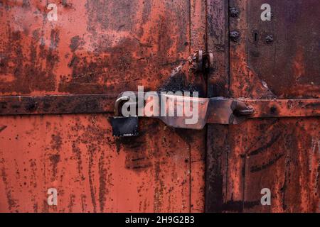 La vecchia porta in metallo arrugginito. Primo piano Foto Stock