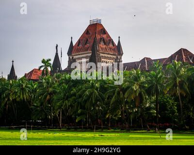 Il Bombay High Court è uno dei più antichi High Court dell'India, situato a Mumbai meridionale. Edificio coloniale. Paesaggio urbano di Mumbai. Foto Stock