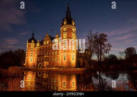 Castello di Bad Muskau con luce notturna Foto Stock