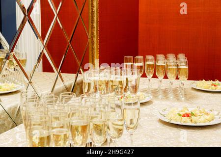 Il buffet alla reception. Bicchieri di vino e champagne. Assortimento di tartine su tavola. Servizio banchetti, catering, spuntini con formaggio e tom Foto Stock
