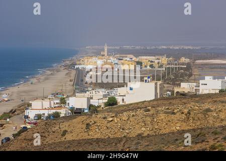 Editoriale: CABO DE GATA, ANDALUSIA, SPAGNA, 25 SETTEMBRE 2021 - Vista della costa di Cabo de Gata con il villaggio di la Almadraba. A causa del calore intenso Foto Stock