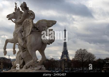 Mercury Riding Pegasus - Mercure Monte sur Pegase - nei Giardini delle Tuileries con la Torre Eiffel sullo sfondo Parigi Francia Foto Stock