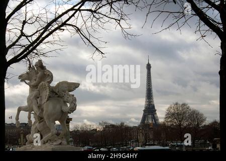 Mercury Riding Pegasus - Mercure Monte sur Pegase - nei Giardini delle Tuileries con la Torre Eiffel sullo sfondo Parigi Francia Foto Stock