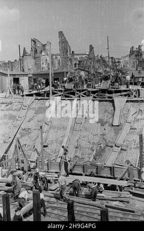 Warszawa, 1948-06. Budowa Trasy W-Z (Trasy Wschód-Zachód). Prace przy wykopie tunelu na wysokoœci ul. Krakowskie Przedmieœcie, na odcinku od dawnego wiaduktu Pancera do ulicy Senatorskiej. uu PAP Dok³adny dzieñ wydarzenia nieustalony. Varsavia, giugno 1948. La costruzione del percorso W-Z (est-ovest). L'opera vicino a via Krakowskie Przedmiescie tra l'ex cavera cavalcata per via Senatorska. uu PAP Foto Stock