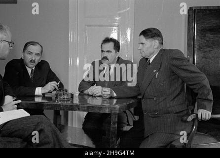 Warszawa, 1948-06. Ministerstwo Rollictha. m.in. Podsekretarze stanu w ministerstwie Stanis³aw Tkaczow (2P) i Stanis³aw Kowalewski (2L). wb PAP Dok³adny dzieñ wydarzenia nieustalony. Varsavia, giugno 1948. Il Ministero dell'Agricoltura. Nella foto: sottosegretari di Stato al ministero Stanislaw Tkaczow (2° a destra) e Stanislaw Kowalewski (2° a sinistra). wb PAP Foto Stock