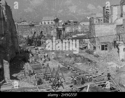 Warszawa, 1948-06. Budowa Trasy W-Z (Trasy Wschód-Zachód) na odcinku miêdzy ulic¹ Krakowskie Przedmieœcie a ulic¹ Kapuciñsk¹. NZ. Kopanie niecki tunelu. W tle ulica Miodowa. wb PAP Dok³adny dzieñ wydarzenia nieustalony. Varsavia, giugno 1948. La costruzione del percorso W-Z (Est-Ovest) tra le vie Krakowskie Przedmiescie e Kapucynska. Nella figura: Scavo in galleria. Sullo sfondo Miodowa Street. wb PAP Foto Stock