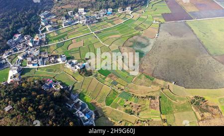 Anlong, Anlong, Cina. 7 Dic 2021. Il 6 dicembre, fotografia aerea di colorati stagni di loto nel Parco Nazionale delle paludi di Zhaodi nella Contea di Anlong, Prefettura Autonoma di Qianxinan Buyi e Miao, Provincia di Guizhou. Gli stagni di loto nel Parco Nazionale delle paludi di Zhaodi nella Contea di Anlong, Prefettura Autonoma di Qianxinan Buyi e Miao, Provincia di Guizhou, sono colorati e spettacolari. (Credit Image: © SIPA Asia via ZUMA Press Wire) Foto Stock