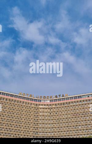 L'iconico Hotel Uzbekistan, costruito nel 1974 in stile sovietico, russo, brutalista di design architettonico. Nel centro di Tashkent, Uzbekistan. Un chiuso u Foto Stock