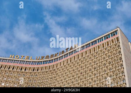 L'iconico Hotel Uzbekistan, costruito nel 1974 in stile sovietico, russo, brutalista di design architettonico. Nel centro di Tashkent, Uzbekistan. Un chiuso u Foto Stock