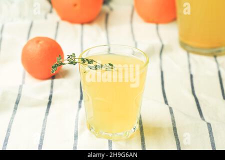 limonata di agrumi fatta in casa, limonata d'arancia allo zenzero e rosmarino Foto Stock