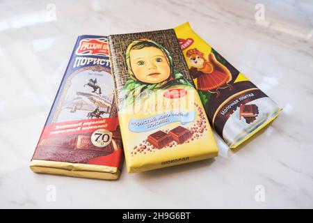 Una selezione di classici dolci russi al cioccolato, tra cui Alenka, Dybrovnik e San Pietroburgo. A Tashkent, Uzbekistan. Foto Stock