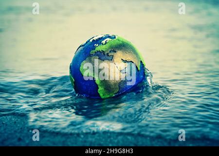 Globo nell'acqua, cambiamento climatico Foto Stock