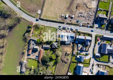 Foto aerea diretta del villaggio britannico di Wetherby Nello Yorkshire che mostra lavori di costruzione in corso su una proprietà nel villaggio Foto Stock