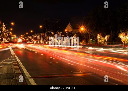 Vista notturna della città con luce decorativa sulla strada Foto Stock