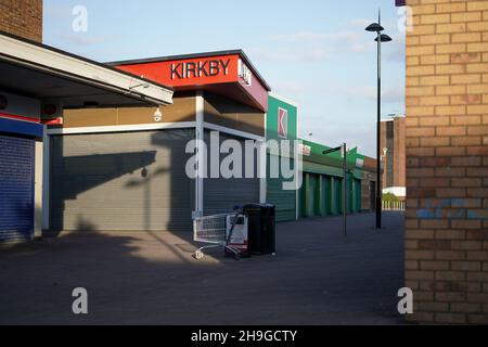 Centro di Kirkby. Kirkby è una città dell'Inghilterra del distretto di Merseyside. Storicamente in Lancashire. Si trova a 5 miglia a nord di Huyton e a 6 miglia a nord-est di Liverpool. La popolazione nel 2011 era di 40,472 abitanti. È la città più grande del distretto metropolitano di Knowsley Foto Stock