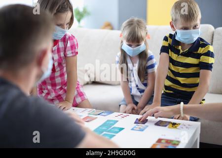 I bambini che indossano la maschera facciale, il virus si diffonde nell'asilo, gli amici si ammalarono Foto Stock