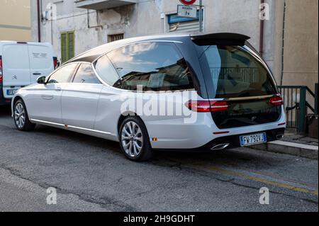 terni,italy dicembre 07 2021:funerale auto a domicilio utilizzato per il trasporto del defunto Foto Stock