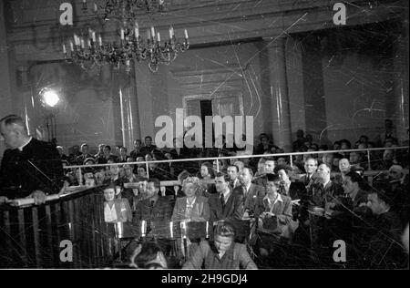 Kraków, 1948-06-18. Proces by³ego szefa rz¹du Generalnego Gubernatorstwa i zastêpcy Hansa Franka - Józefa Bühlera przed Najwy¿szym Trybuna³em Narodowym. Odbywa³ siê w sali S¹du Okrêgowego przy ul. Senackiej 1. NZ. Obserwatorzy procesu i œwiadkowie oskar¿enia. wb PAP Cracow, 17 giugno 1948. Il primo giorno del processo dell'ex segretario di stato del governo generale della Polonia occupata e di un deputato di Hans Frank - Joseph Bühler - dinanzi al Supremo Tribunale Nazionale. Il processo si è svolto presso il Tribunale distrettuale in 1 Senacka Street. Nella foto: Osservatori di processo e testimoni di protesi. wb Foto Stock