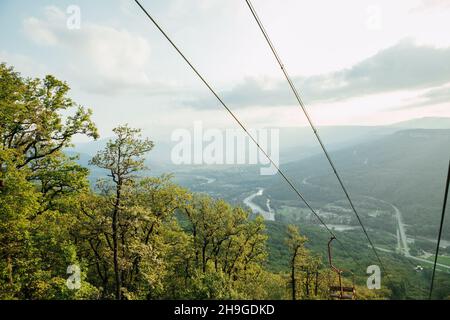 bellissimo paesaggio funivia cielo di montagna e verde foresta Foto Stock