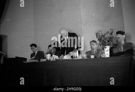 Warszawa, 1948-06-18. Pierwsze posiedzenie Naczelnej Rady Spó³dzielczej. Wybór Centralnego Zarz¹du Spó³dzielczego. ministro apromwizacji W³odzimierz Lechowicz (1L), wiceprezes NRS Jan Grubecki (2L), prezes NRS Stanis³aw Szwalbe (3L), wiceprezes NRS Edward Dro¿niak (4L), prezes zarz¹du Centralnego Zwi¹zku Spó³dzielczego Edward Ochab (5L) Varsavia, 18 giugno 1948. Prima seduta del Consiglio cooperativo principale (NRS). Elezione del consiglio di cooperazione centrale. Nella foto: Ministro del provisioning Wlodzimierz Lechowicz (1L), vice capo NRS Jan Grubecki (2L), capo NRS Stanislaw Szwalbe Foto Stock