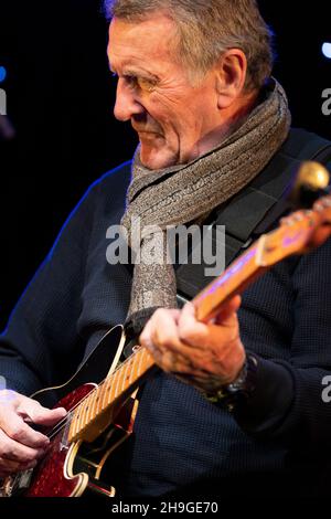 Il chitarrista e cantante Hamish Stuart si esibisce al Canterbury Festival il 2021 ottobre Foto Stock