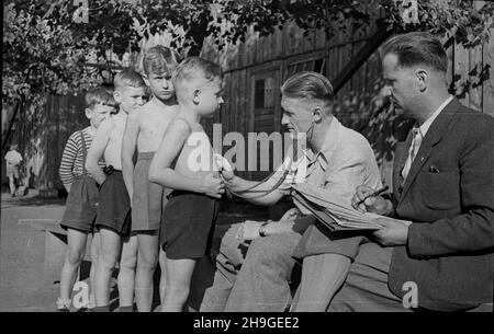 Kraków, 1948-06-19. Wyœcigi dla dzieci zorganisowane na stadionie klubu Cracovia. NZ. Lekarz bada ch³opca przed zawodami. wb PAP Cracovia, 19 giugno 1948. Una gara per bambini organizzata allo stadio del club di Cracovia. Nella foto: Visita medica prima della concorrenza. wb PAP Foto Stock