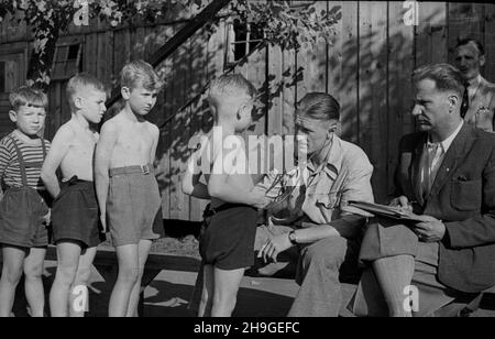 Kraków, 1948-06-19. Wyœcigi dla dzieci zorganisowane na stadionie klubu Cracovia. NZ. Lekarz bada ch³opców przed zawodami. wb PAP Cracovia, 19 giugno 1948. Una gara per bambini organizzata allo stadio del club di Cracovia. Nella foto: Visita medica prima della concorrenza. wb PAP Foto Stock