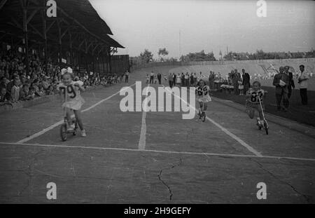 Kraków, 1948-06-19. Wyœcigi dla dzieci zorganisowane na stadionie klubu Cracovia. NZ. wyœcig na hulajnogach dziewczynek. wb PAP Cracovia, 19 giugno 1948. Una gara per bambini organizzata allo stadio del club di Cracovia. Nella foto: Una gara scooter ragazze. wb PAP Foto Stock