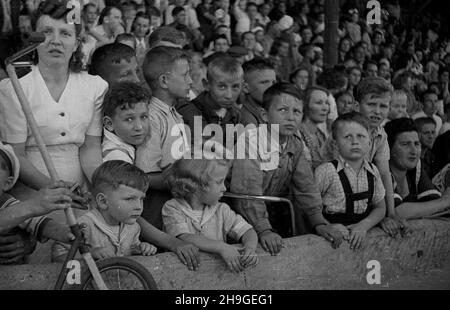 Kraków, 1948-06-19. Wyœcigi dla dzieci zorganisowane na stadionie klubu Cracovia. NZ. Dzieci ogl¹daj¹ zmagania swoich równieœników. wb PAP Cracovia, 19 giugno 1948. Una gara per bambini organizzata allo stadio del club di Cracovia. Nella foto: Il pubblico che guarda la competizione. wb PAP Foto Stock