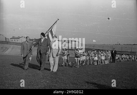 Kraków, 1948-06-19. Wyœcigi dla dzieci zorganisowane na stadionie klubu Cracovia. NZ. Uroczysta prezentacja przed zawodami. wb PAP Cracovia, 19 giugno 1948. Una gara per bambini organizzata allo stadio del club di Cracovia. Nella foto: Una cerimonia di presentazione prima del concorso. wb PAP Foto Stock