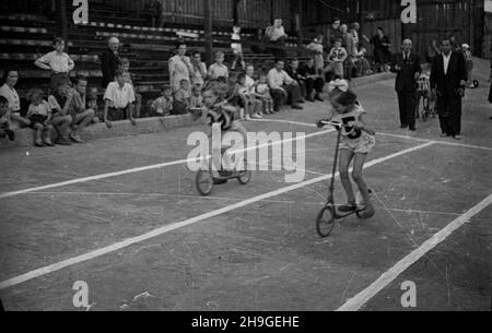 Kraków, 1948-06-19. Wyœcigi dla dzieci zorganisowane na stadionie klubu Cracovia. NZ. Dziewczynki jad¹ na hulajnogach. wb PAP Cracovia, 19 giugno 1948. Una gara per bambini organizzata allo stadio del club di Cracovia. Foto: Ragazze che cavalcano scooter. wb PAP Foto Stock