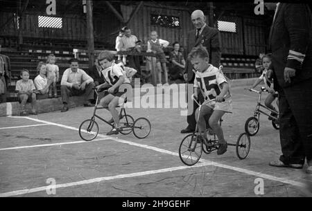 Kraków, 1948-06-19. Wyœcigi dla dzieci zorganisowane na stadionie klubu Cracovia. NZ. wyœcig na rowerkach. wb PAP Cracovia, 19 giugno 1948. Una gara per bambini organizzata allo stadio del club di Cracovia. Nella foto: Una corsa in bicicletta. wb PAP Foto Stock