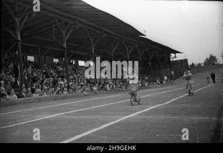 Kraków, 1948-06-19. Wyœcigi dla dzieci zorganisowane na stadionie klubu Cracovia. NZ. wyœcig na hulajnogach dla dziewczynek. wb PAP Cracovia, 19 giugno 1948. Una gara per bambini organizzata allo stadio del club di Cracovia. Nella foto: Una gara scooter ragazze. wb PAP Foto Stock