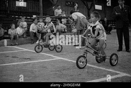 Kraków, 1948-06-19. Wyœcigi dla dzieci zorganisowane na stadionie klubu Cracovia. NZ. wyœcig na rowerkach. wb PAP Cracovia, 19 giugno 1948. Una gara per bambini organizzata allo stadio del club di Cracovia. Nella foto: Una corsa in bicicletta. wb PAP Foto Stock