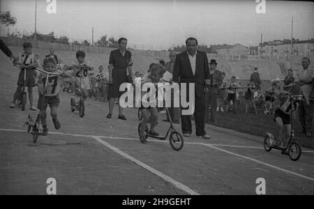 Kraków, 1948-06-19. Wyœcigi dla dzieci zorganisowane na stadionie klubu Cracovia. NZ. wyœcig na hulajnogach ch³opców. wb PAP Cracovia, 19 giugno 1948. Una gara per bambini organizzata allo stadio del club di Cracovia. Nella foto: Una gara di scooter per ragazzi. wb PAP Foto Stock