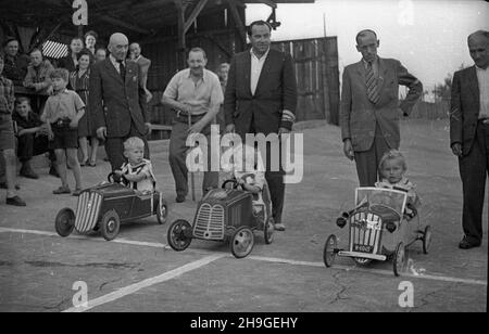 Kraków, 1948-06-19. Wyœcigi dla dzieci zorganisowane na stadionie klubu Cracovia. NZ. Dzieci w samochodzikach. wb PAP Cracovia, 19 giugno 1948. Una gara per bambini organizzata allo stadio del club di Cracovia. Nella foto: Bambini in auto. wb PAP Foto Stock