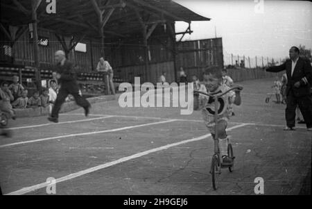 Kraków, 1948-06-19. Wyœcigi dla dzieci zorganisowane na stadionie klubu Cracovia. NZ. wyœcig na hulajnogach. wb PAP Cracovia, 19 giugno 1948. Una gara per bambini organizzata allo stadio del club di Cracovia. Nella foto: Una gara di scooter. wb PAP Foto Stock