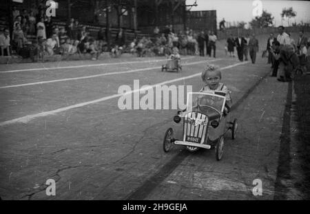 Kraków, 1948-06-19. Wyœcigi dla dzieci zorganisowane na stadionie klubu Cracovia. NZ. wyœcig samochodzików. wb PAP Cracovia, 19 giugno 1948. Una gara per bambini organizzata allo stadio del club di Cracovia. Nella foto: Una corsa in auto. wb PAP Foto Stock