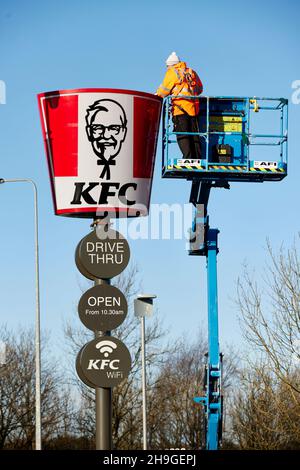 Guida attraverso il cartello KFC che viene eretto all'Elk Retail Park di Oldham, Greater Manchester Foto Stock